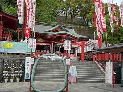 清正が勧請した熊本城の守り神、熊本城稲荷神社。

後ろに見えてるのが、熊本城の石垣。