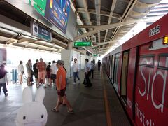 ナショナルスタジアム駅に到着。
ガイドブックを頼りにやって来たのはこちら…、