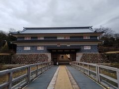 神社の裏手には金沢城があり一番新しくつくられた鼠多門があります。