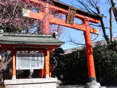 馬橋稲荷神社に到着

一の鳥居は樹齢400年のヒバ材を用いた、現在では珍しい木製の大鳥居です