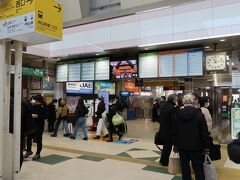 山形駅には11時04分着。2年前に月山登山の帰りに利用して以来。あの時は走って改札を抜けすぐ新幹線のホームに戻ったなあ。ちょっと懐かしい。