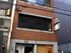 三条通りを東へ♪
三条通りは、歴史的建造物の宝庫！！たくさんの近代建築物が残されているんですよね。