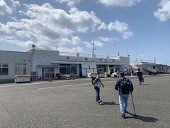 辺戸岬からも見えるくらい近い与論島
空港は思いっきり小さい。
でも何故かほっとする。

https://www.youtube.com/watch?v=ZP7Sx3iVJsI