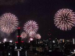 ホテルへ戻って、「かごしま錦江湾サマーナイト大花火大会」が始まりましたー。

お部屋から眺めます！！！。
見事な花火です。
ｓｕｋｅｃｏのカメラでは綺麗に写せず、ｓｕｋｅｃｏ夫からいただきましたー♪。
２尺玉の打ち上げでは、窓ガラスがドーン！と。。。
響き渡っていました。
楽しい時間が過ごせたよー！！！。