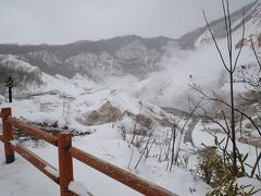 雪景色の地獄谷、モクモクと湯気が立ち込めていて硫黄のにおい