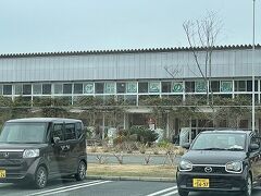 インターを降りて、すぐに
道の駅「保田小学校」
駐車場が満車の時があったと言う記事を見て、どうしても行きたくて
寄って貰ったのですが・・・？？？