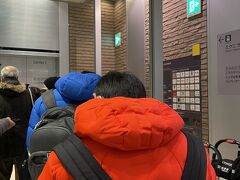 チャチャっと準備して10時にある場所の整理券を獲得する為、札幌駅ステラプレイスへ。

開店10分前にエレベーター行ったら少し行列が。
そして皆んな6階で降ります。
エレベーターの扉開いた瞬間にダッシュして向かう人がいて焦りました～