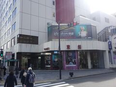 東京劇場（昭和５年、演劇場として開業し、昭和１５年、映画館となった。昭和２０年、近くの歌舞伎座が焼失し、昭和２６年まで東京の歌舞伎の中心でした。昭和５０年に高層ビルに改築し、松竹の本社が入っています。座席は４３５人です。）