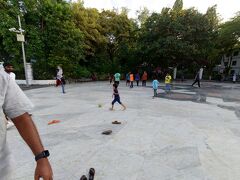 東に進むと子供たちがサッカーをやっています。歩いている人にあたってもお構いなし。マレは狭い町なので、ここは子供たちの憩いの場だそうです。その流れでMさんとサッカーの話にもなりました。
