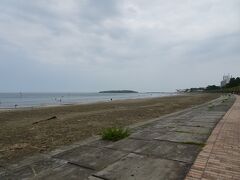 さあ、「青島」まで散策開始！。

この辺りはサーフィンしている人が多かった。。。
