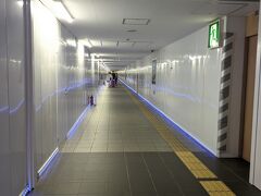 最初の写真でいきなりこの通路は何かということですが、JAL修行なのに間違えてANAの第二ターミナルに行ってしまったため連絡通路を通って第一ターミナルに移動中です。