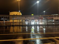 そして到着した小松空港。雨がかなり降っていました。そして傘を忘れるという大チョンボ