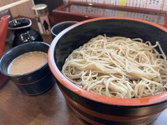 信州蕎麦の草笛お城前店でお昼を頂きます。胡桃蕎麦は、胡桃ペーストを蕎麦汁で溶かし蕎麦をつけて頂きます。美味い！
