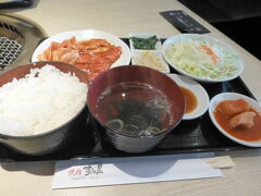 すみ屋さんでランチ
牛、豚、鶏全て味わえるお得なメニュー
お肉はもちろんご飯もウマー！