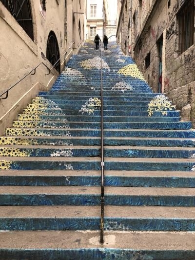 西暦1200年頃フランス(リヨン地方)で染技術に使用された〝版木〟 リヨン観光四日間 D3 だまし絵 フレスコ画』リヨン(フランス)の