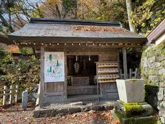 奥社の横手の建物