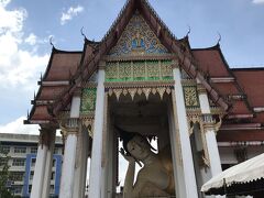 ソンクラーへ行く前に、こちらの寺院に寄ってもらいました。