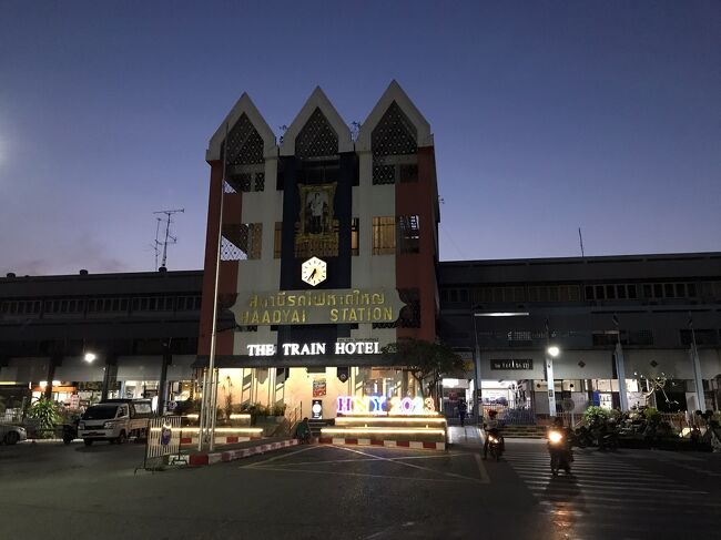夜のハジャイ駅周辺は、駅前の商店も閉まり人通りも少なく閑散としていました。