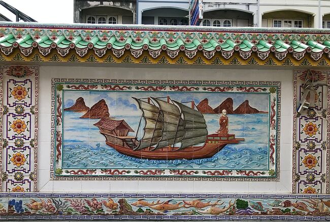 中華系寺院の壁に描かれているのは中国から渡って来た高僧であろうか。モンスーンの風を受けた船はタイランド湾を横断しソンクラーかチャイヤー辺りに着いたであろう。