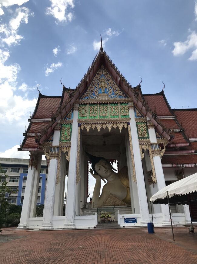 ソンクラーへ行く前に、こちらの寺院に寄ってもらいました。