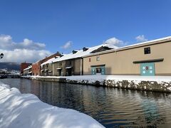 他にも色んなお店をめぐりながら小樽運河へ。
めっちゃ運河でした。雪が綺麗～