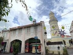 イスラム教のアチェ ストリート モスク は今回の街歩きで初めて知りましたが、ショップハウスが並んでいるなかにひっそりと佇んでいます。

外にもペナンで最大のカピタンクリンモスク、まだ訪れたことはありませんが水上モスクなどもあります。