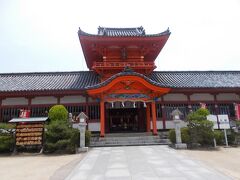 江戸初期に石清水八幡宮を模して建てられたという社殿（国重文）