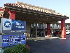 Best Western Desert Villa Inn（写真は翌朝）

21時15分、カリフォルニア州バーストーにある初日の宿泊施設Best Western Desert Villa Innに到着しました。
