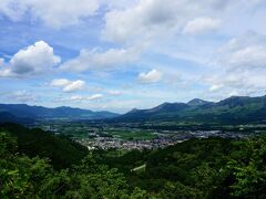 日中、雲海は見れませんが、
それでも、西も東も高千穂盆地を
のぞめる絶景ポイント。