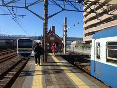 銚子電鉄に乗って銚子駅に戻ってきた。
次に乗る電車が斜め先に停まってます。