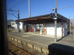 こういう感じこじんまりとした駅舎の駅が多い。