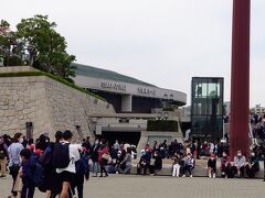 大阪城ホール前も親子連れがたくさんいました。