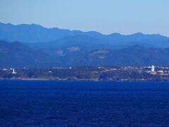 ズームしてみます。
左側に潮岬灯台
右側に潮岬観光タワー