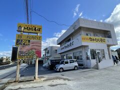 9時に県庁前を出発しましたが想像以上の混雑ぶりで恩納村で10時半になり小腹が空いたので、一軒目に立ち寄ります。開店前でしたが既に6組が並んでいて人気の様子が伺えました。