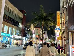 土曜日夜の国際通り、以前に比べると随分と人通りが戻ってきた気がしました。