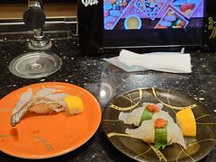 広島市内にスラムダンクを観に行った後に回転すしに行きました！

左側にある皿は、太刀魚の炙りですが、これが超絶美味でした。塩とレモンを絞っていただくのですが、最高でした。