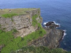 田皆岬（写真）は島の北西部にあり、東シナ海に突き出した岬は高さ51ｍの断崖絶壁です。