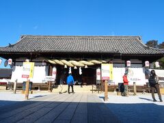 登り切って、門をくぐったところにあるのが拝殿だヨ。