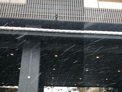 丁度よく　15:00ぐらいにお宿に到着します
早めなので　車も雪の当たらない
建物の下に　停められました