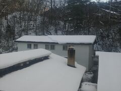 おはようございます
鳴子温泉風雅　5階です
07:00ぐらいに　起床します
雪が眩しいけど　降ってはいません
