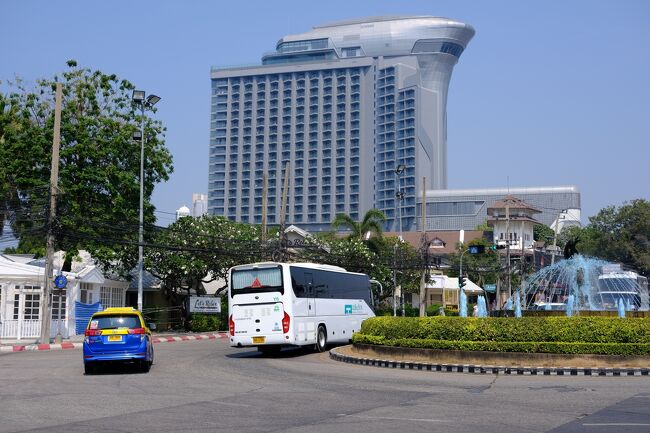 ２月２日(木)　右、左、迷ったが直進のナクルア方面に足が向いた。<br />見えてる建物は昨年オープンした豪華な感じのspAceホテル。