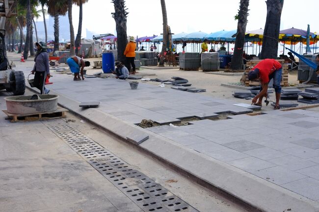 車道も１車線増やすようです．．．車道左右は駐車可で(金土日)は午後5時頃からは大渋滞になりますビーチロード