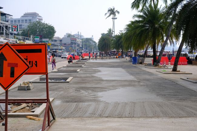歩道一面に細い鉄筋を敷き詰めてセメントを流し込み、その後セメン.タイル?を張るようです。<br />今度は上手にいくかなぁー．．．まぁ～何事も工事は日本の数倍の時間がかかるタイなんで気長に待ちましょう。