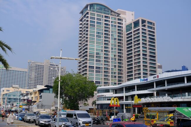 正面のコンドミニアムは昔は骨組みだけ立ち上がりそして放置されて数年、赤錆だらけの外観だったがなぁ～。