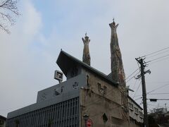 チェックアウト後、ホテルに大きな荷物を預けて散策します。
聖フィリッポ西坂教会の特徴的な2本の塔が見えてきました。