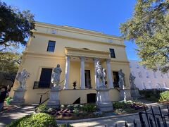 次にジェプソン・センターのすぐ近くに建つ「テルフェア・アカデミー」へ。イギリスの建築家ウィリアム・ジェイによって、1819年に建てられたリージェンシー様式の邸宅です。