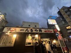 某旅行系YouTuberが博多旅で訪問していた『元祖博多麺もつ屋』に到着
すでに5名ほど並んでいます。
しかし並んでいるのはすべて韓国人でした。店内に入った時に店員さんに聞いたら韓国のテレビ番組で最近紹介されたそうです
