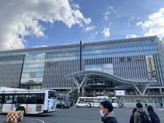 ホテルをチェックアウトし、荷物を預けて身軽な格好で観光開始
まずは博多駅から電車で移動して、そこからバスで福岡タワーに向かいます