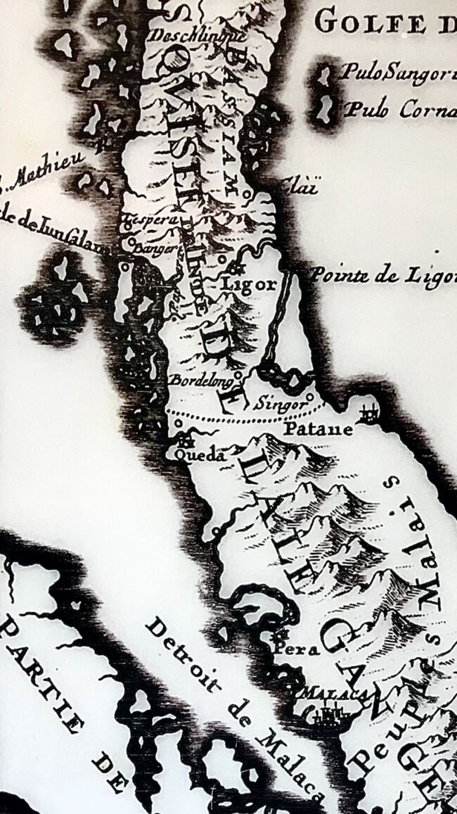 ハジャイ市博物館で撮影したマレー半島の古地図<br /><br />マレー半島を東西に横切っている点線は、帆船の時代マラッカ海峡の通過を嫌った荷主が、半島の東岸と西岸で荷を船から下ろしインド洋と南シナ海間の交易を行っていた時の横断陸路。ソンクラーは東岸の船積み港で栄えていました。<br /><br /><br />