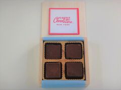 【5th Avenue Chocolatiere】のトラッフルチョコレートの写真。

木箱のボックスを開けると、超ーシャンパンのさわやかな香り！
モエシャンが使われているそう♪